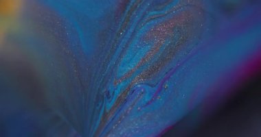 Akrilik sıvı. Boya sıvısı. Odaklanmamış mavi mor renkli parlak neon suyu soyut bokeh arkaplan üzerine parçacıklar sıçratır.