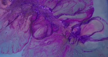 Işıl ışıl. Sıvı doku. Soyut akrilik arka planda yayılan mor renkli su parçacıkları..