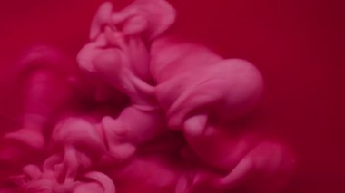 Sis dalgası. Sıvı doku. Odaklanmamış pembe kırmızı renk buharı ıslak parçacıklar kimyasal mürekkep soyut arkaplana dökülüyor.