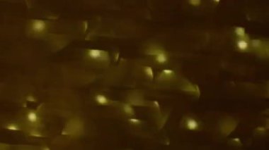 Parlayan parıltı. Odaklanmamış parıltı kıvılcımları. Bokeh ışığıyla, bulanık, soyut sanat arka planında, renkli mor ışıklar..