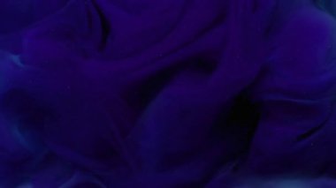 Mürekkep bulutu. Renk dumanı. Bulanık mavi su sisi kimyasal ışıltı dalgası nemli doku akrilik akış sanat soyutlamasına yayılıyor.