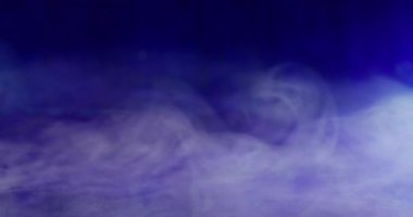 Atmosferik duman. Duman dokusu. Akrilik su bulutundaki bulanık mavi neon boya soyut koyu siyah sanat arka planına yayılıyor.