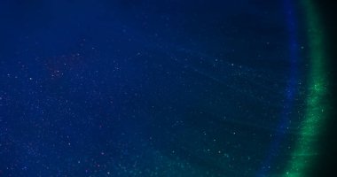 Sıvı karışımı. Akan mürekkep. Odaklanmamış mavi yeşil renkli gökkuşağı kimyasal mor kırmızı parlak su soyut neon ışık arka planında yüzüyor..