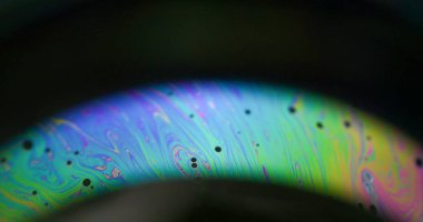 Spektrum yağ karışımı. Parıltı eğrisi. Siyah arka planda renkli kıvırcık ışık. Gökkuşağı bulanık kemer parlaklığı sabun mürekkebini boş alanla harmanlıyor.