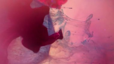 Dikey video. Duman girdabı. Hipnoz sıvısı. Bulanık su renginde cam elmaslardan oluşan pembe, kırmızı bir slayt. Sanat dumanı soyut küre mercek arkaplanını karıştırıyor.