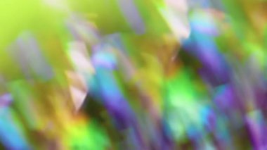 Bulanık kristalize kıvılcımlar. Yanardöner ışık. Bokeh etkisi yansıması olan soyut prizma çok renkli arka planda gökkuşağı mercekleri parlıyor.