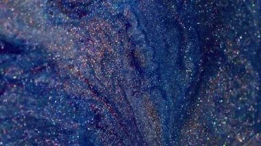 Parıldayan sıvı. Mürekkep akışı. Mistik parlak menekşe gri mavi bakır yıldız tozu arkaplanı. Bulanık kozmik akış metal parçacıkları.
