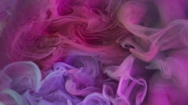 Duman bükme. Renkli dalga. Pembe mor menekşe çözünmüş ıslak karışım dumanlı su arka planı. Soyut neon boya şişirme patlama.