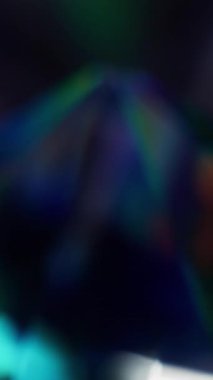 Dikey video. Bulanık kırılma. Kristal kırılma ışığı. Renkler gökkuşağı efektini değiştirir. Yerinden oynamış objektifin camları pürüzsüz bir yansımaya bakıyor. Yapay elmas kırılması.