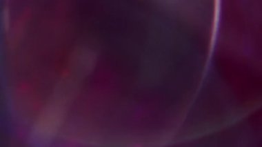 Bulanık renk parlaklığı. Neon lekeleri. Yeşil mavi turuncu kaleydoskop disko merceği fişeği yuvarlak ışık soyut arka planda hareket ediyor.