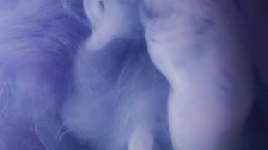 Mistik duman. Sanat sisi. Beyaz dalga patlaması sıvı yüzey boyası akışı. Buhar menekşesi pigmenti soyut gökyüzü fırtınası odaklanmış arka plan.