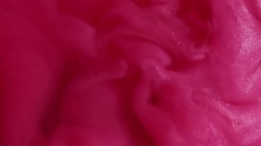 Boya sıçraması. Pigment sıvısı. Pembe mürekkep jeli sabun parıldıyor sanatsal emülsiyon yayılıyor soyut arkaplan girdabı kıvrımlı dalga boyası sisi.