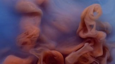 Mürekkep dumanı. Boya rengi. Odaklanmamış turuncu mavi bulut dokusu karışımı ruhani soyut sanat üzerinde yüzen sıvı kimyasal sıvı karışımı..