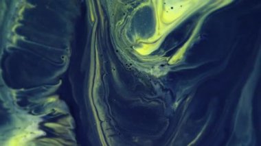 Bulanık sıvı. Dalgalı boya. Soyut arkaplana yayılan sarı mavi renkli kimyasal akrilik ıslak madde..