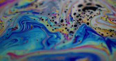 Gökkuşağı erimiş yağ. Boya karışımı. Çok renkli sıvı mavi dalgalı pigment arkaplanı. Soyut benzin deseni sıvısı.