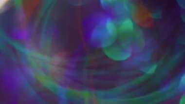 Kaleydoskop yuvarlak. Bulanık disko dokusu. Çember hareketi. Renkli yeşil kırmızı lens. Soyut bokeh ışık arkaplanı üzerinde hareket ediyor..