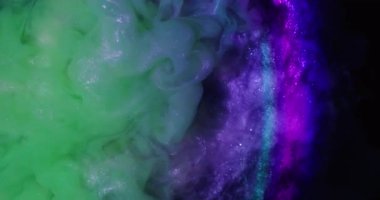 Dönen sıvı. Arkaplanı boya. Odaklanamayan sarı neon rengi duman simli gökkuşağı koyu siyah soyutlama üzerine yayılan sıvı..