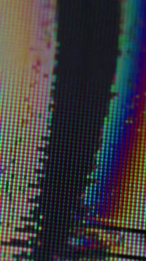 Dikey video. Hasarlı matris. Dijital gürültü. Kırılmış cam ekran çatalı ve parlak renk hatası. Dalgalı kusur genişleme siyah lekeler.