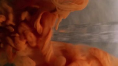 Dikey video. Piramit arka planı. Parlak boya. Odaklanamayan sarı renkli duman soyut yaratıcı sanat eserlerine sıvı damlalar..