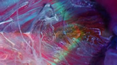 Dikey video. Emülsiyon damlası. Boya dökülmüş. Renkli piramit parıltısı dumanı yüzen sanat sıvısı. Akrilik kristal şekil soyut bulanık arkaplan.
