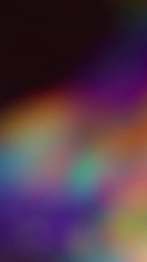 Dikey video. Odaklanamayan çok renkli parlamalar. Gökkuşağı nabzı. Yumuşak geçiş ışığı. Soyut büküm ışını hattı. Bulanık ile renklendirme. Yaratıcı canlandırılmış arkaplan.