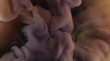 Sis akışı. Boyayla boyanmış. Kahverengi bulanık mistik sıvıda yüzen gri su altı mürekkebi akıntısı. Sanat dokusu soyut renk sıvı arkaplanı.