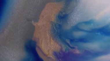 Parlak emülsiyon. Köpüklü sıvı. Soyut arkaplanda hareket eden su parıltılı sıvı akışında çözünmüş mavi turuncu renkli boya.