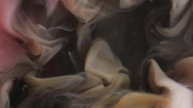 Grunge sisi. Sis dalgası. Siyah gri akarsu, parlak boya patlaması. Sıvı arkaplanda yüzen renk boyası odaklanmış girdap.