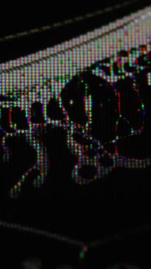 Dikey video. Saptırılmış monitör. Matris deformasyonu. Siyah sıvı bulanık hava kabarcıkları, kumlu ekran yüzeyinin altında. Hasar analog statik arıza.