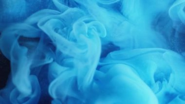 Duman döküldü. Mürekkep sisi. Mavi renk akışı fantezi yüzen pigment bulanık parçacıklarda çözünür su sanatı soyut hayal gibi arka plan.