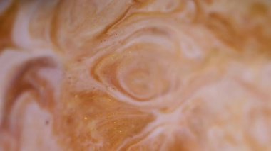 Mürekkep karışımı. Parlak sıvı. Soyut arkaplana yayılan altın sarısı beyaz mermer rengi kimyasal sıvı akrilik..