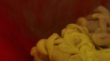 Köpüklü sıvı. Soyut mürekkep. Odaklanmamış kırmızı sarı duman dokusu yaratıcı arkaplanda yüzen kimyasal sıvı buharı karışımı.