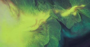 Mürekkep sıçraması. Damlama dokusu. Odaklanamayan sarı renkli su kimyasal sıçrama pembe akış lekeleri soyut yaratıcı arka planda yayılıyor..