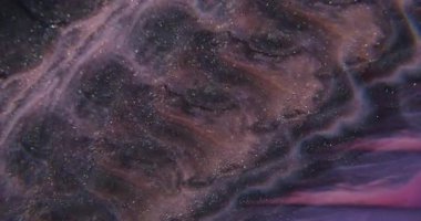 Pırıl pırıl. Sıçrama sıvısı. Soyut sanat arkaplanındaki pembemsi mavi boya kimyasal pigment parçacıkları.