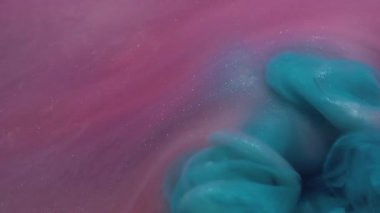 Işıl ışıl. Boya buharı. Soyut sanat arkaplanında hareket eden sönük mavi pembe renkli ruhani sisli su akışı dumanı.