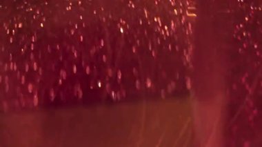 Geometrik daire çiziyor. Bulanık parlak bir ışık. Parlak kurdeleler sarı mor kırmızı yeşil parçalar çok renkli soyut sanat arka planında yüzüyor..