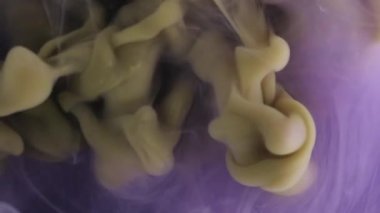 Buhar bulutu. Puf boyası. Kahverengi gri buhar akışı menekşe rengi sanat sıvısına düşer. Odaklanamayan karışık su buharı arkaplanı.