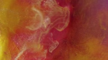 Dikey video. Renkli akış. Sis mürekkebi. Canlı pembe sanat sıvısı ile harmanlanmış zarif sarı kıvrımlı girdap. Parlak cazibe sıvısı soyut arkaplanı çözdü.