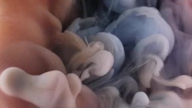 Duman sıçrıyor. Sis mürekkebi. Kıvrımlı gri boya akışı turuncu pigment suyu. Renkli sanat sisi patlaması sıvı yavaş çekim bulanık arkaplan.