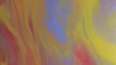 Parlak bir karışım. Mürekkep damlası. Soyut sanat arka planında akan su kimyasal mermer sıvı dokusunda çözünmüş kırmızı sarı renk.