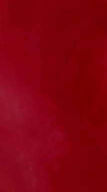 Dikey video. Bulanık sis rengi. Sis bulutu. Işıl ışıl parlayan kırmızı kabarık akıntılar ışıl ışıl boya mürekkep parlak kıvrımlar modern soyut arka planda dönüyor..