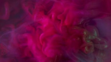 Mürekkep. Renk patlaması. Sualtı sanatı pırıl pırıl neon patlaması. Boya dumanı kırmızı mor menekşe bulanık karışımı lekeli damla soyut arkaplan.