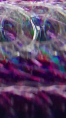 Dikey video. Dikkati dağılmış mermi. Bulanık yansıma. Renkli yeşil parçacıklar şeffaf parlak sabunlu daireler soyut parlak bokeh ışık arkaplanını açıyorlar.