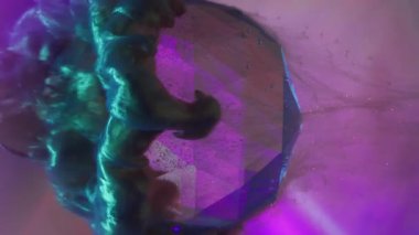 Dikey video. Boya buharı. Işıldayan akış. Suluboya dalgası cam elmasa döküldü. Yuvarlak neon tünel bulanık arkaplanda mor bir bulut dağıt.