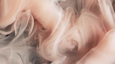 Duman karışımı. Haze boyası. Sarı kahverengi duman hipnotik kıvrım sıvıda akıyor. Odaklanmış sanatı boyamış renk suyu soyut arkaplanı çözer.