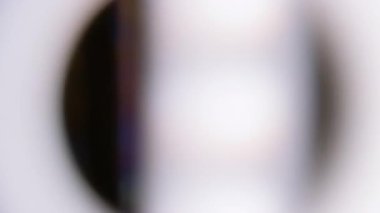 Görüntü optiği. Prizma etkisi. Dairesel bokeh odak tünel renk spektrumu. Beyaz açık siyah arkaplan gökkuşağı göz çerçevesini örtüyor.