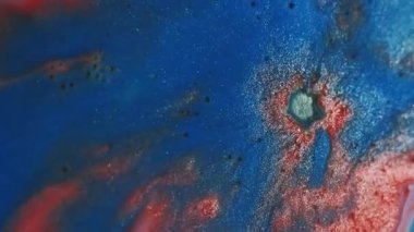 Parlak mürekkep. Parıldayan su. Soyut arkaplanda büyüyen odaksız kırmızı mavi renkli kimyasal sıvı mermer doku sıvı baloncuk.