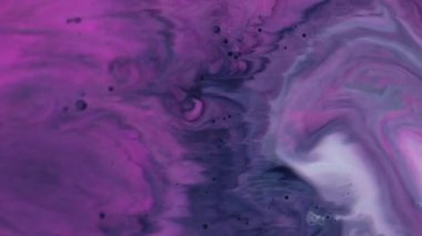 Baloncukları karıştır. Boya damlası. Odaklanmamış pembe mor renkli ıslak yağ dokusu soyut arkaplana dökülen esans pigmenti.