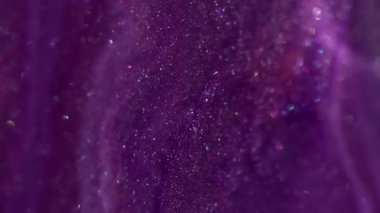 Karışık akış. Bokeh dokusu. Odaklanmamış mor parıltılı boya su sıvısı kimyasal emülsiyon soyut sanat arka planına yayılıyor.