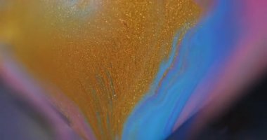 Damlama sanatı. Dökül bakalım. Odaklanamayan sarı pembe renk mürekkep altın rengi parlak parçacıklar soyut bokeh arka planda yayılıyor..